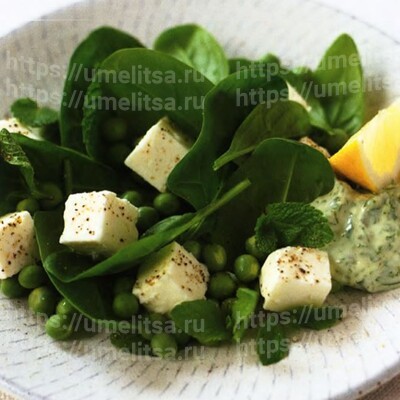 Салат из сыра фета и гороха под майонезом с водяным крессом