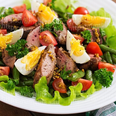 Салат с куриной печенью и зеленой фасолью