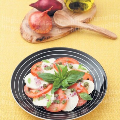 Салат из помидоров, лука и моцареллы с заправкой из базилика и каперсов