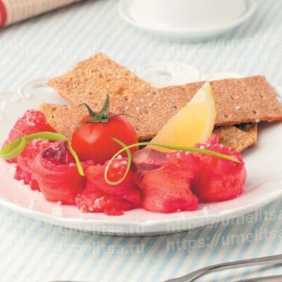 Семга, маринованная в свекольном соке, с ржаными хлебцами