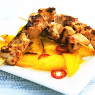 Шашлыки из свинины с салатом из манго и перцем чили