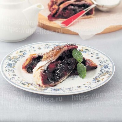 Штрудель праздничный с ягодами