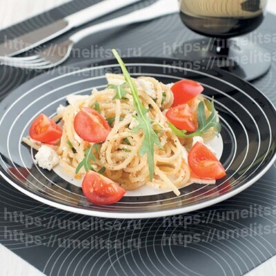 Спагетти с рукколой, помидорами черри и рикоттой