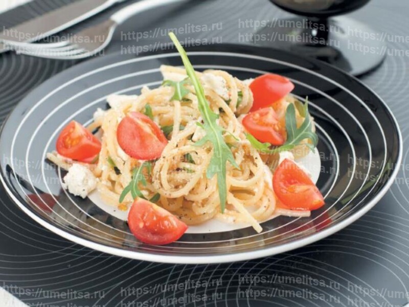 Спагетти с рукколой, помидорами черри и рикоттой