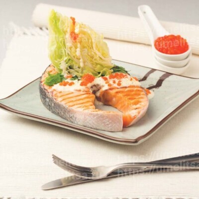 Стейк из красной рыбы под икорно-сливочным соусом