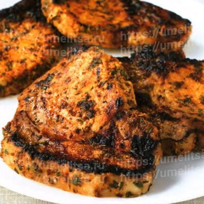 Свиные отбивные, маринованные в горчице и зелени