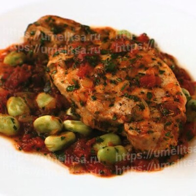 Свиные стейки с помидорами и соусом из конских бобов