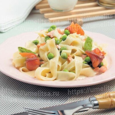 Тальятелле с копченым лососем и мягким сыром