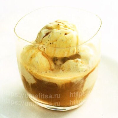 Ванильное мороженое с кофейной подливой