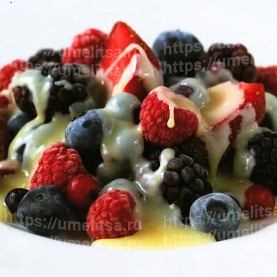 Ягодная смесь с соусом из белого шоколада