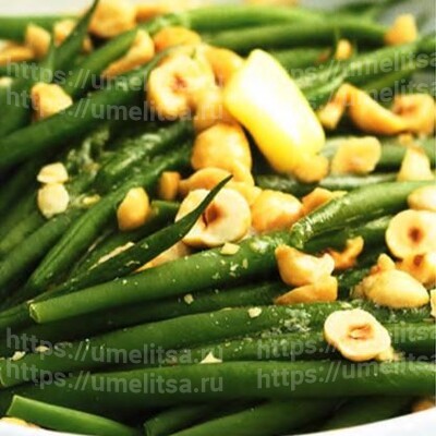 Зеленая фасоль с поджаренным фундуком