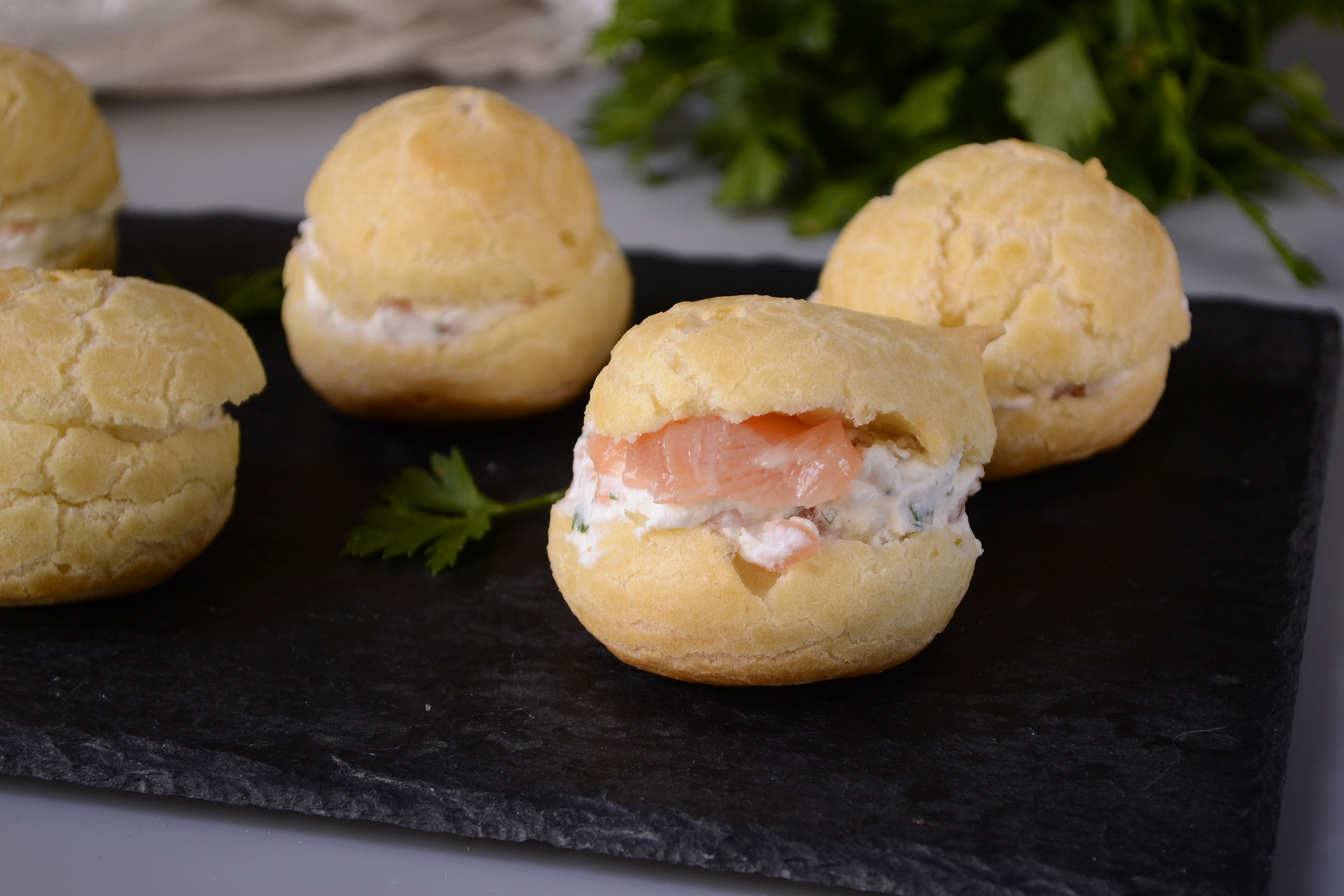 Профитроли с семгой