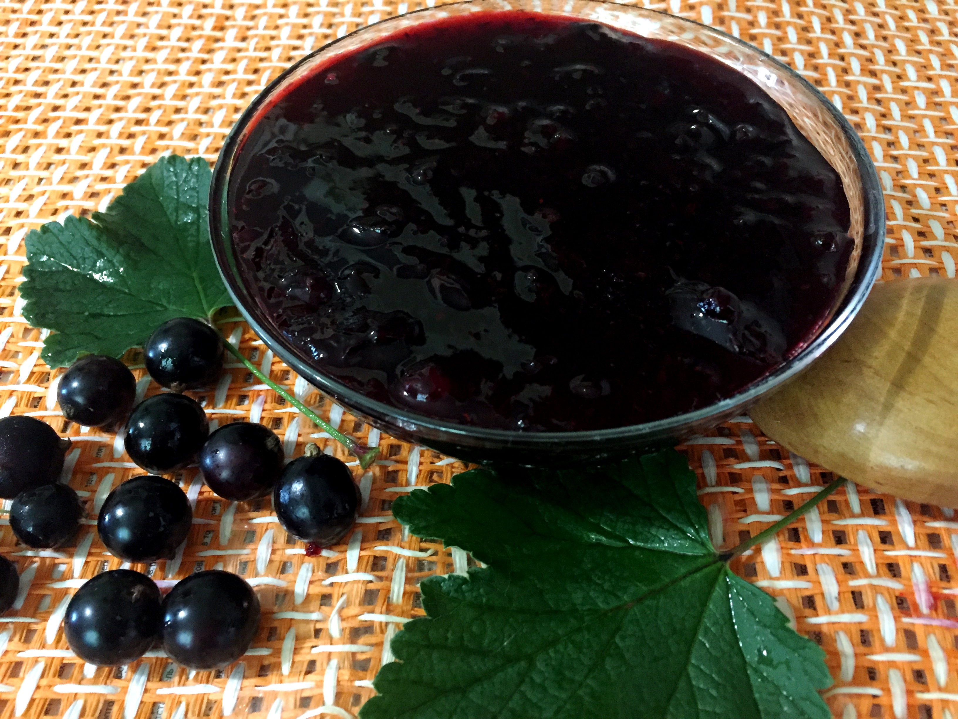 Густое смородиновое варенье из черной ягоды