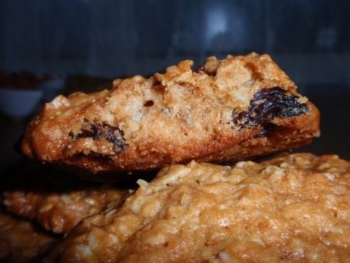 Мягкое печенье из овсяных хлопьев и изюмом