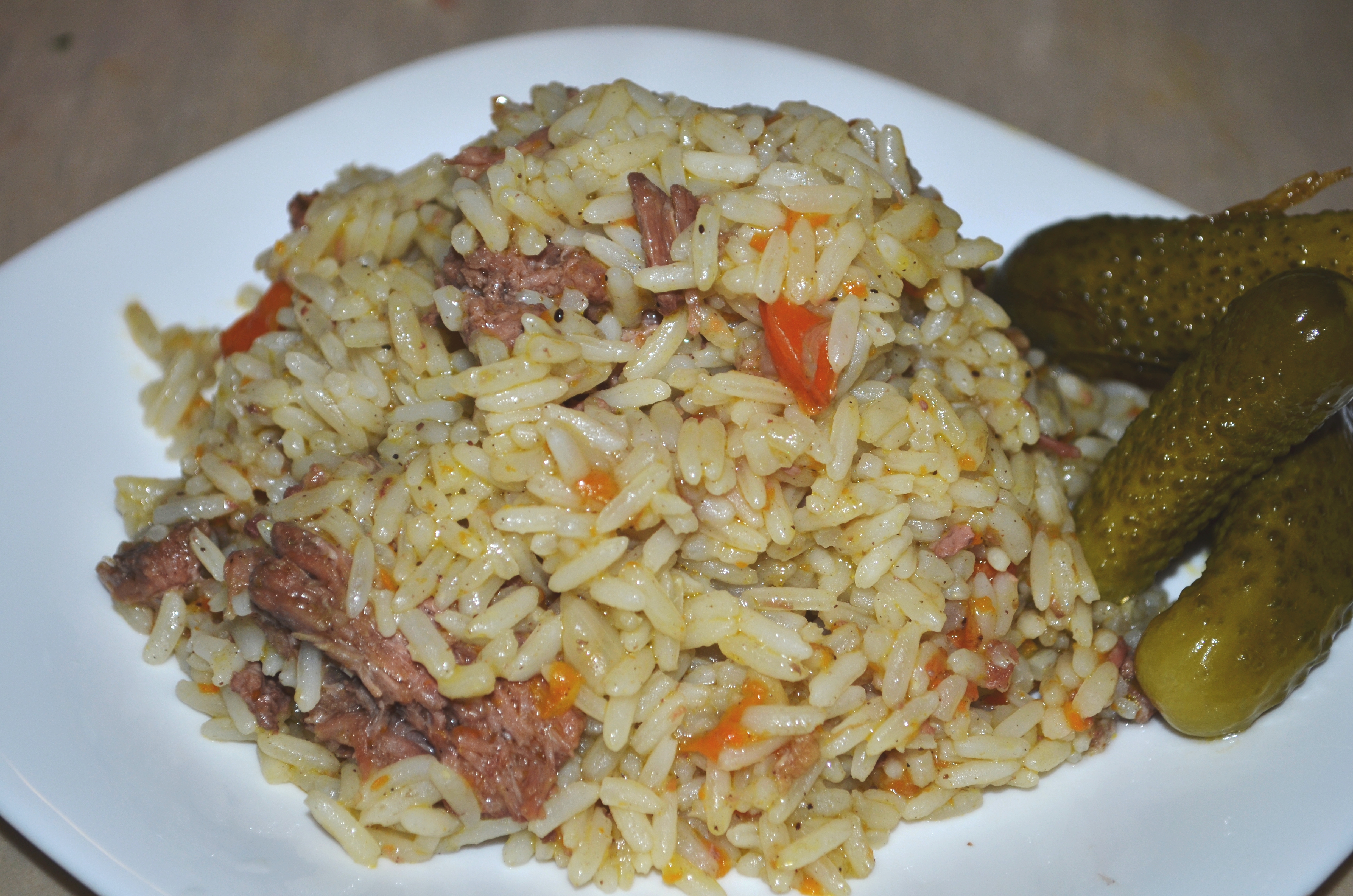 Кулинария для мужчин. Плов из тушенки.