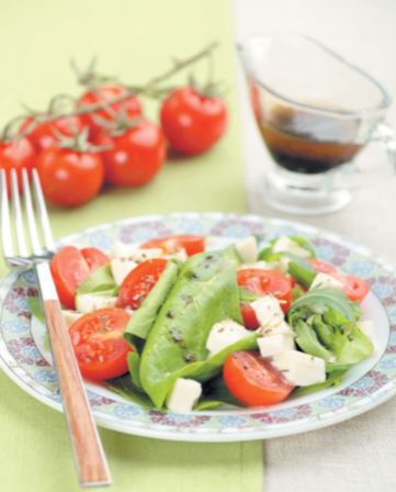 Салат зеленый с моцареллой по-итальянски