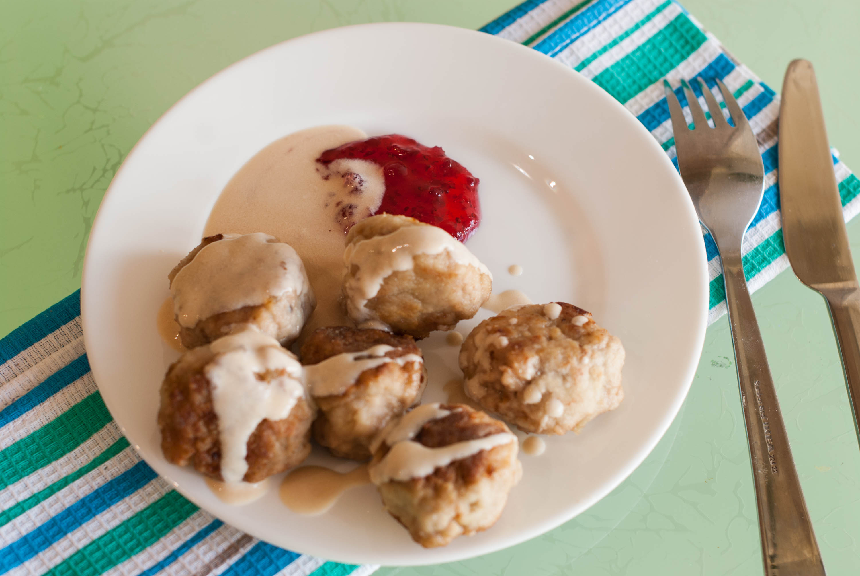 Шведские фрикадельки с джемом и соусом