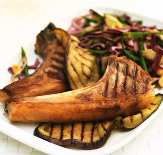 Бараньи отбивные барбекю с баклажанами и капустным салатом