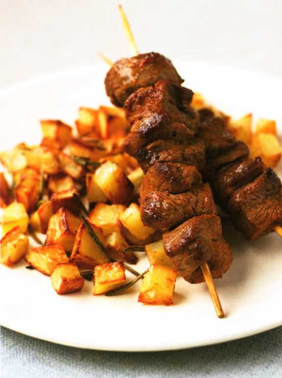 Баранина на шпажках с хрустящим картофелем и розмарином