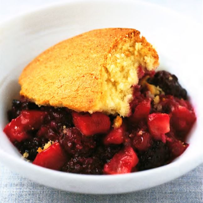 Бисквит с ежевикой и яблоком