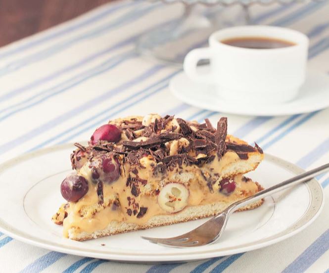 Бисквит с клюквой и сгущенным молоком