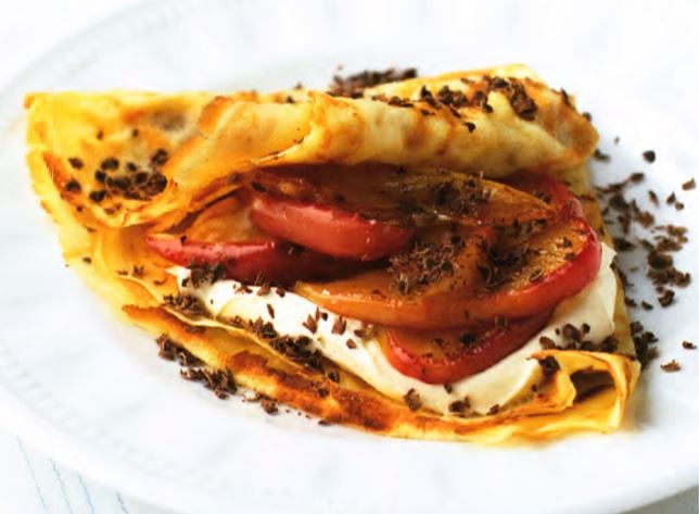 Блинчики с карамелизованными яблоками и шоколадом