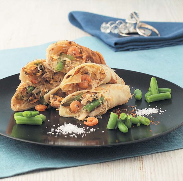 Блинчики с морепродуктами и лапшой