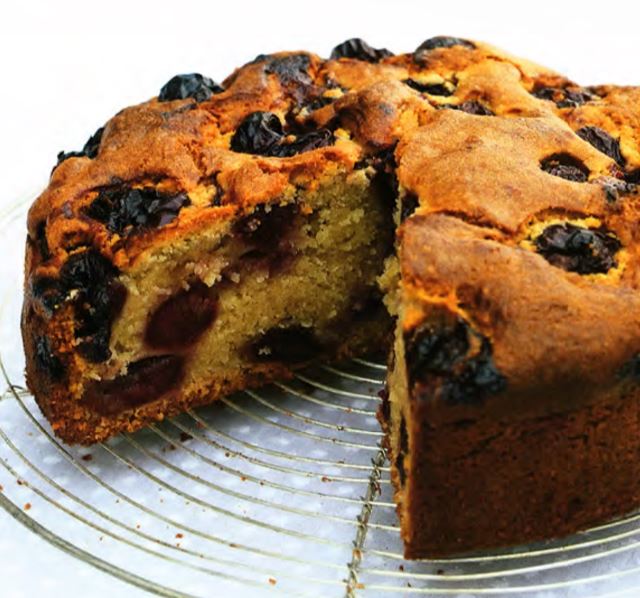 Черешневый кекс с миндалем