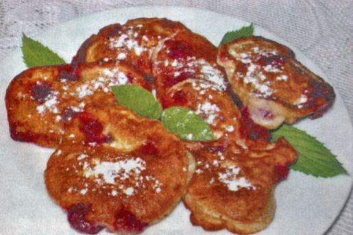 Дрожжевые оладьи с вишней