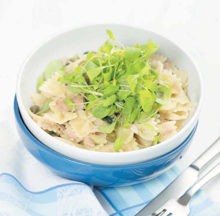 Фарфалле с тунцом, каперсами и рукколой