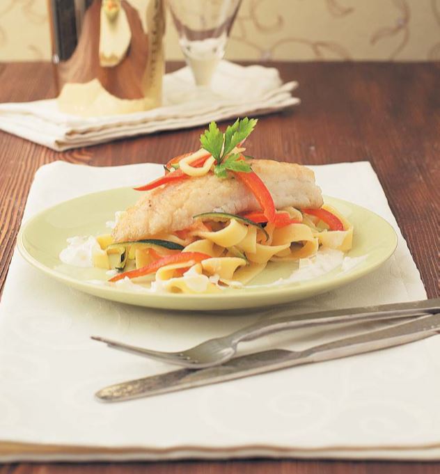 Филе судака с яичной лапшой в сливочно-луковом соусе