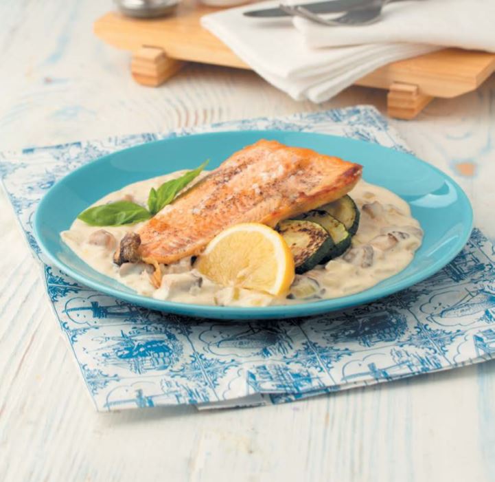 Горбуша с цукини и грибным соусом