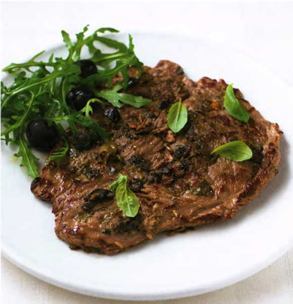 Говяжьи эскалопы с анчоусами, каперсами и маслинами