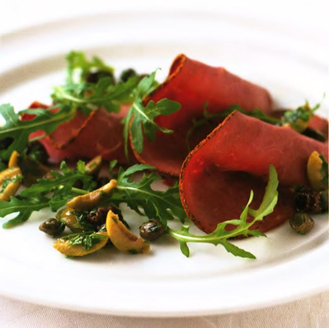 Говяжий салат с руколой, оливками и изюмной сальсой