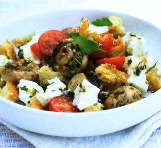 Грибы барбекю с хлебом, помидорами и сыром фета