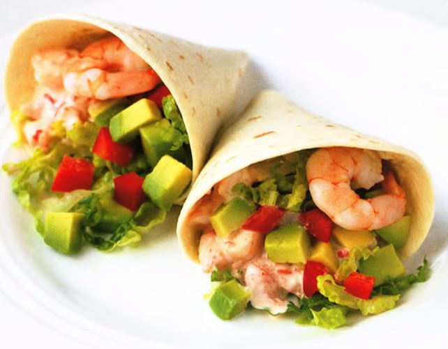 Коктейльные кулечки с креветками, авокадо, майонезом и красным перцем