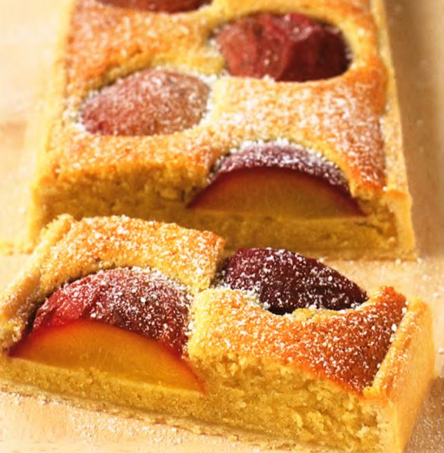 Открытый пирог с миндалем и персиками