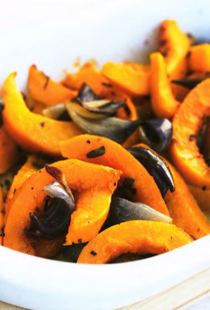 Печеная тыква с шалфеем и луком