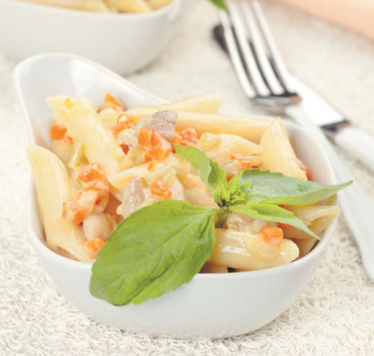 Пенне с курицей и овощами в сливочном соусе