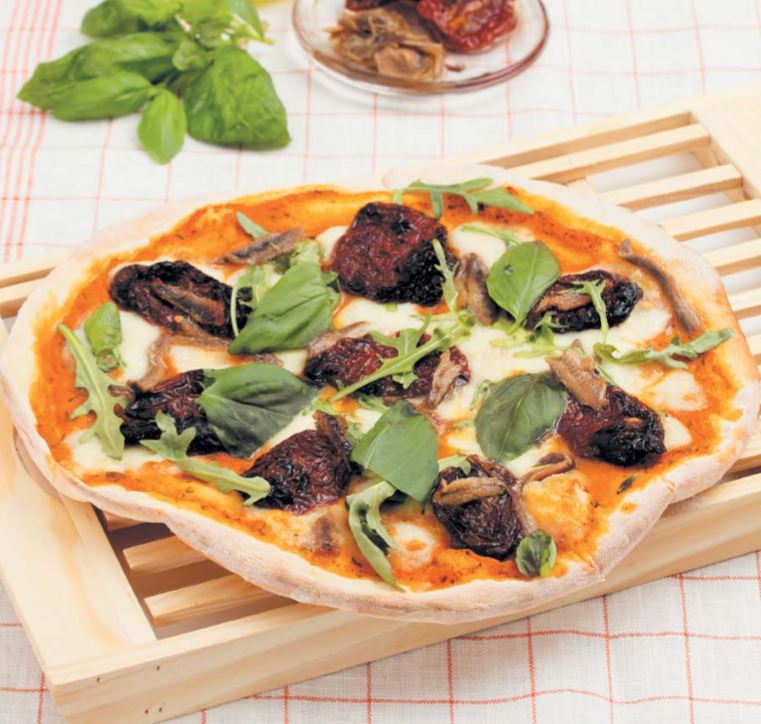 Пицца с анчоусами и вялеными помидорами