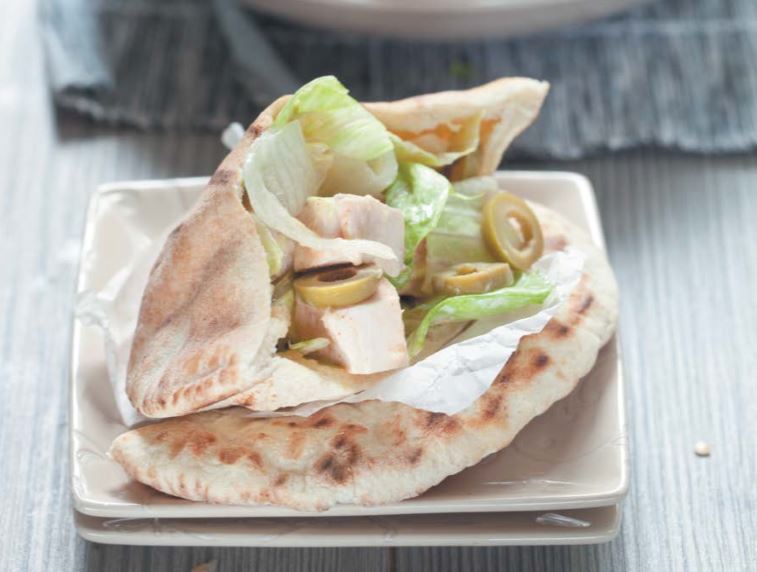 Пита с салатом из копченой курицы