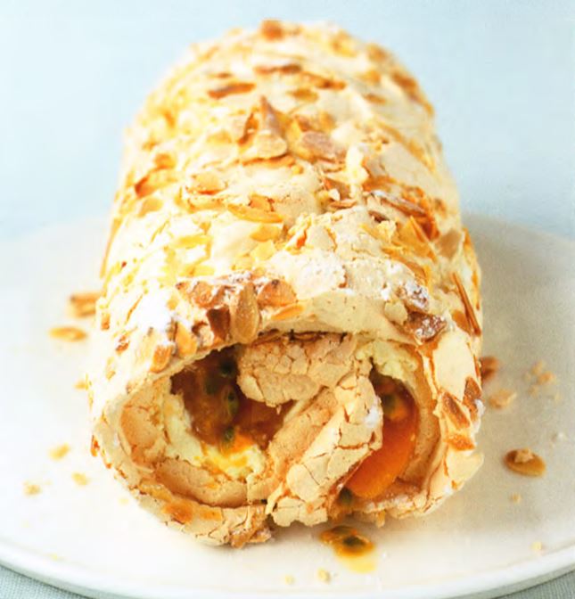 Рулет с абрикосами и меренгой