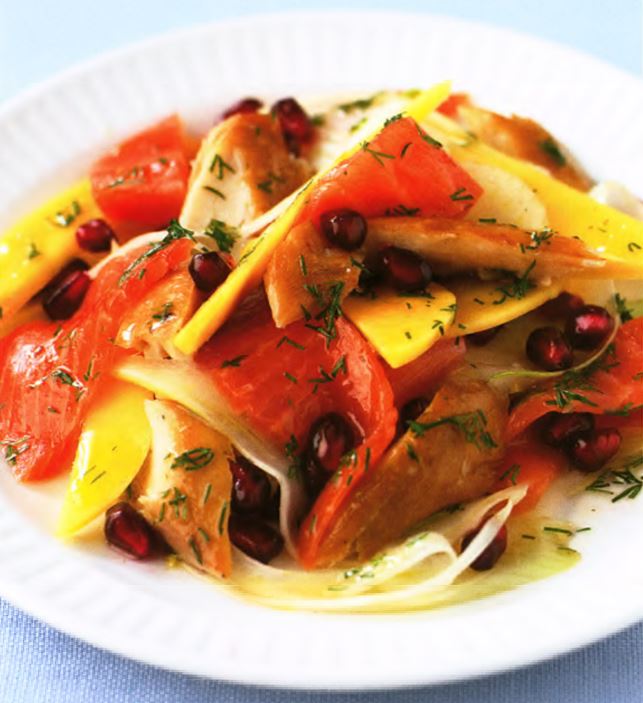Салат из копченой рыбы, фенхеля и манго