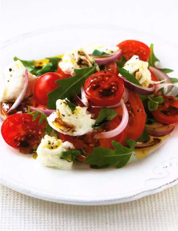 Салат из помидоров, красного лука и моцареллы