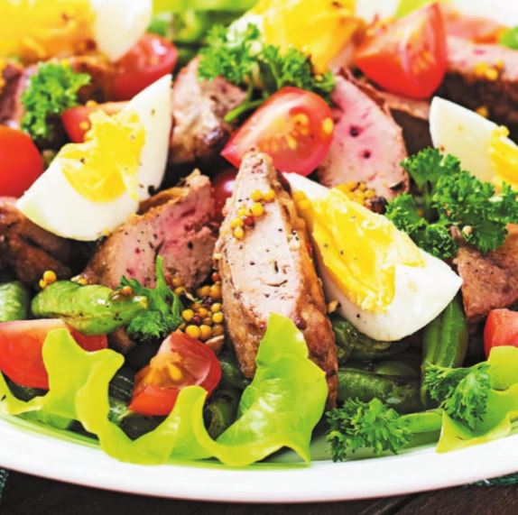 Салат с куриной печенью, фасолью и яйцом