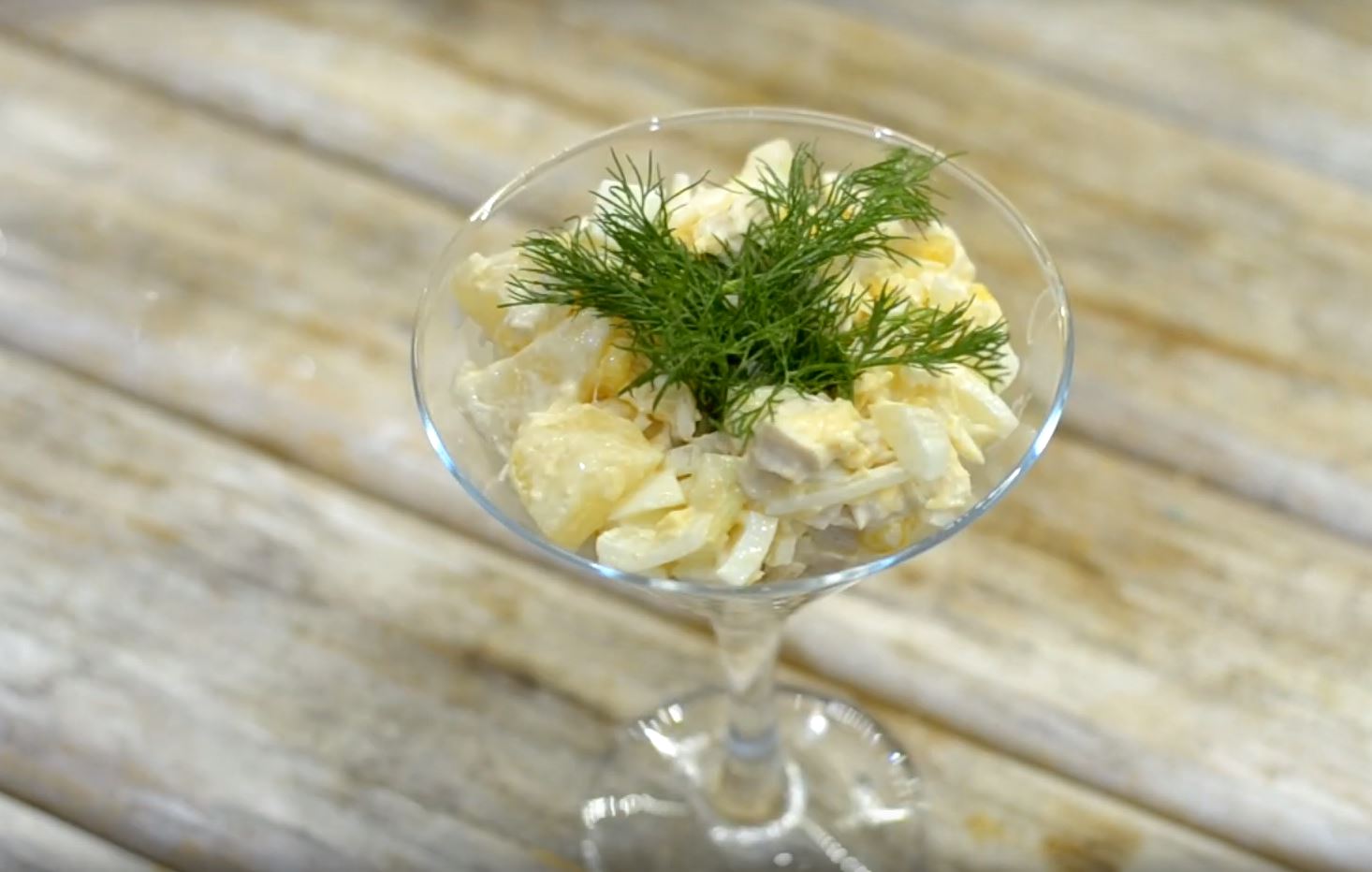 Салат с ананасами и курицей