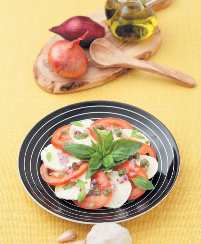 Салат из помидоров, лука и моцареллы с заправкой из базилика и каперсов
