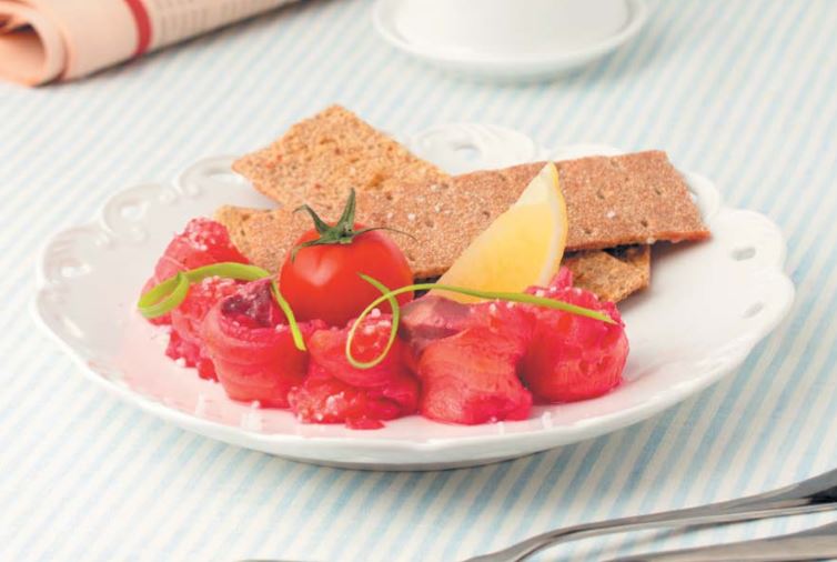Семга, маринованная в свекольном соке, с ржаными хлебцами