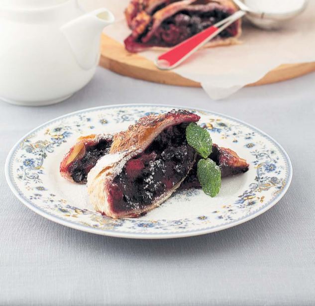 Штрудель праздничный с ягодами