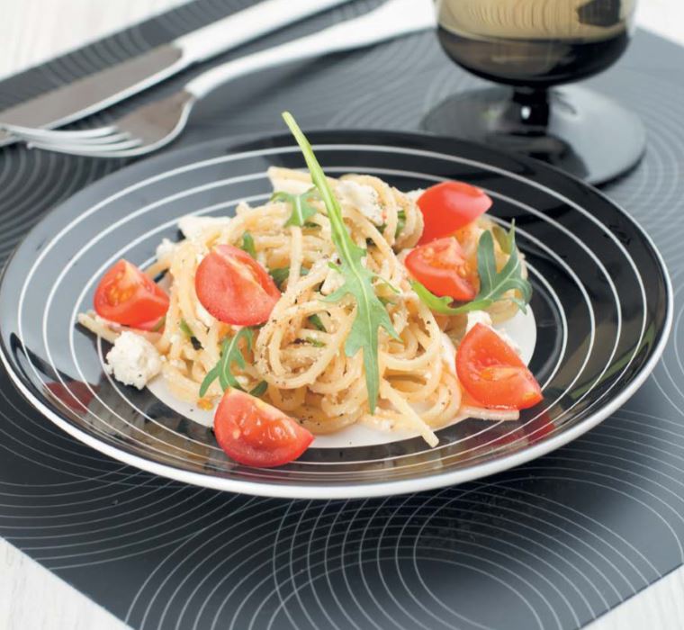 Спагетти с рукколой, помидорами черри и рикоттой